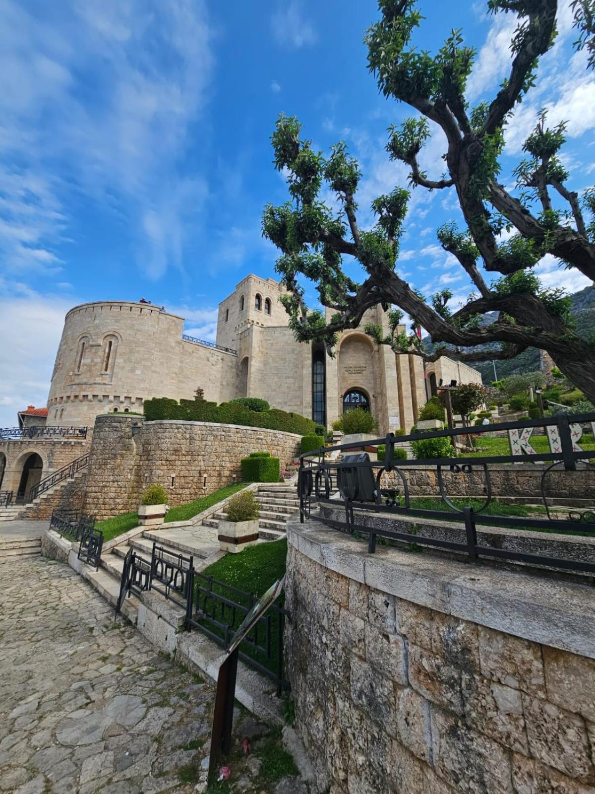 Castle - Inside,Voga Guesthause 호텔 Krujë 외부 사진